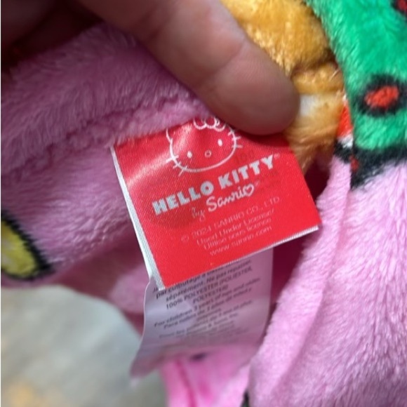 *CLEARANCE**NWT 2 HELLO KITTY GINGERBREAD MAN & WHITE WREATH CHRISTMAS THROWS - Picture 10 of 12